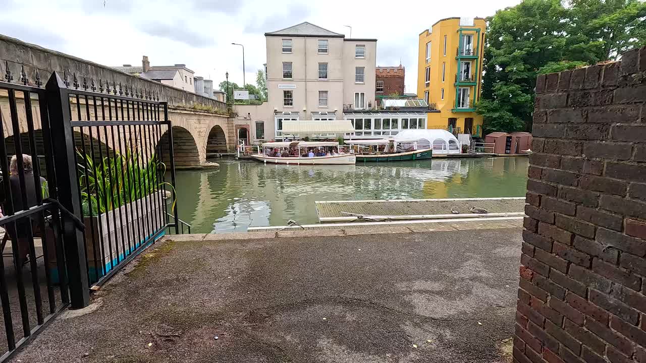 강변을 바라보는 길