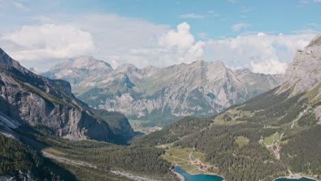 Dron-Dolly-Forward-Disparó-Sobre-El-Lago-Azul-Oeschinen-Hacia-Las-Montañas-Suizas-De-Kandersteg