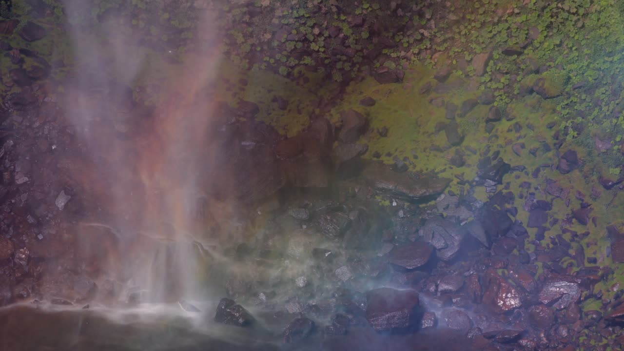 chapada dos guimarães 국립 공원, mato grosso, 브라질 - cachoeira véu da noiva에서 무지개로 장식 된 폭포의 화려한 풍경 - 가까운