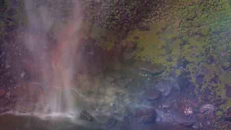 parque nacional chapada dos guimarães, mato grosso, brasil - una vista espectacular de una cascada adornada con arco iris en cachoeira véu da noiva - de cerca