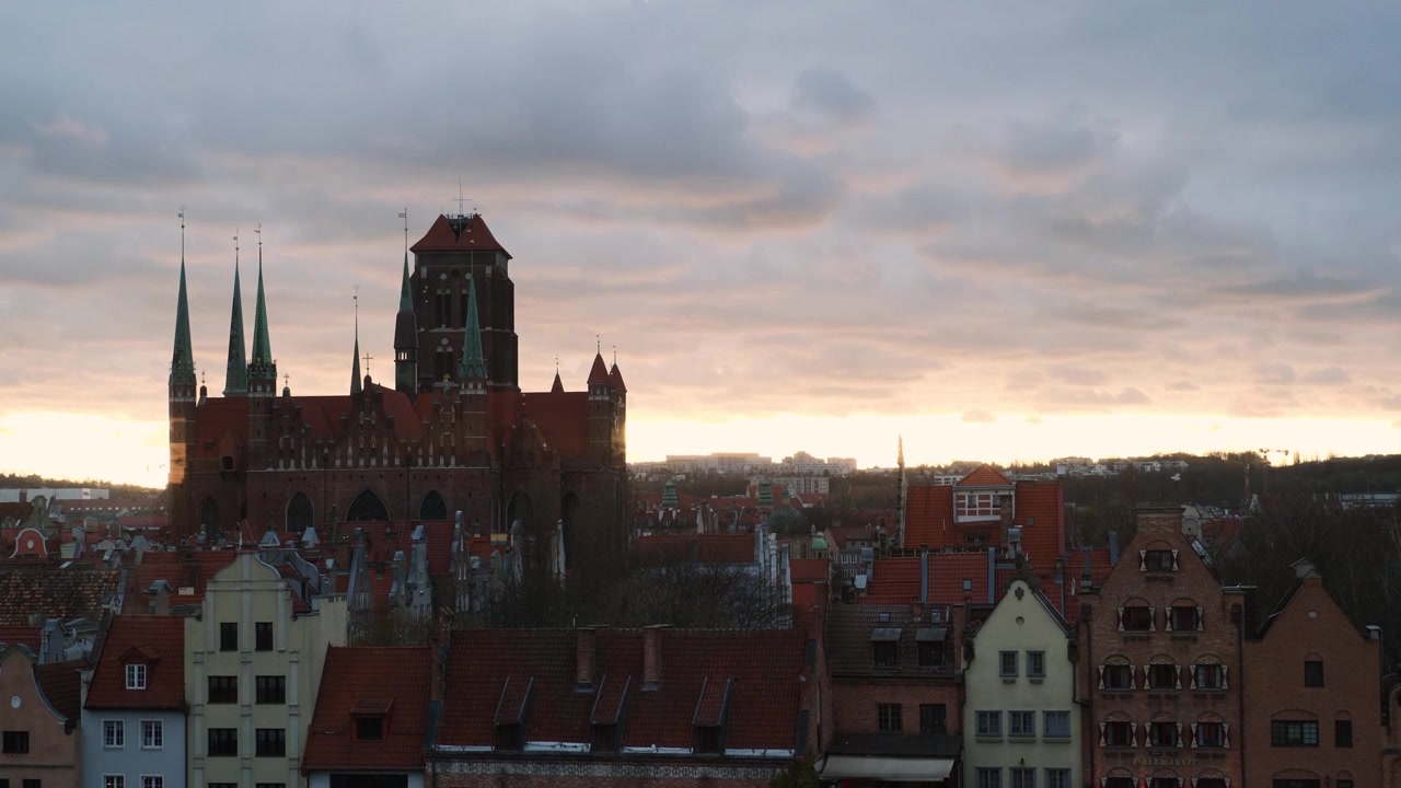 Basilica di Santa Maria e skyline di Danzica al tramonto. Polonia