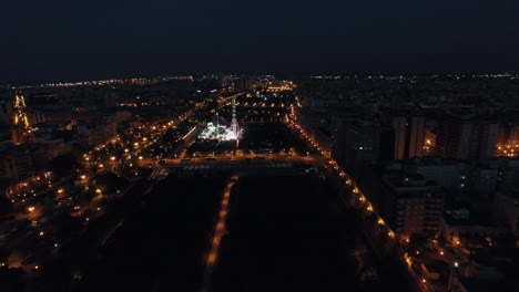 Vista-Aérea-De-Valencia-Nocturna-Con-Feria-De-Diversión-En-El-Parque.