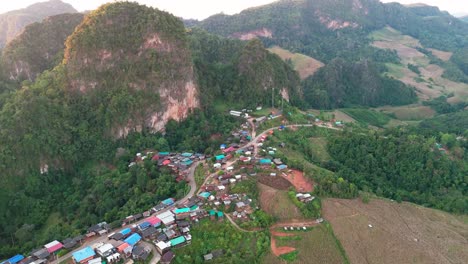 aerial de ban jabo, un pueblo remoto del norte de tailandia en la provincia de mae hong son