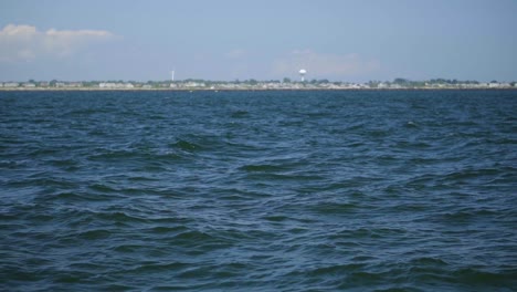 Rollende-Meereswellen-Von-Einem-Boot-In-Küstennähe-Im-Sommer