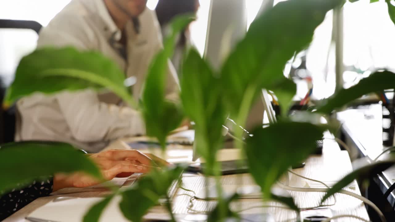 ejecutivo trabajando en la computadora en el escritorio en la oficina 4k