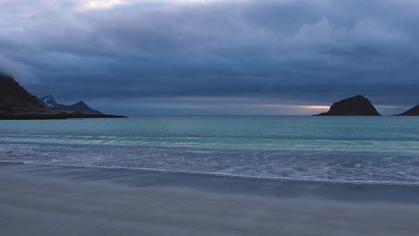 Ruhige-Meereswellen-Nähern-Sich-An-Einem-Bewölkten-Abend-Einem-Sandstrand