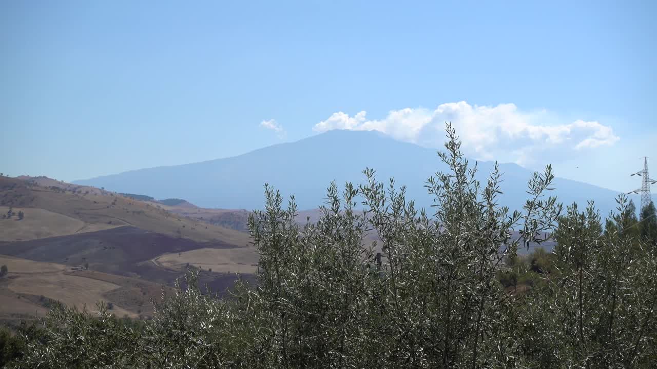 vista del volcán etna en sicilia durante la erupción