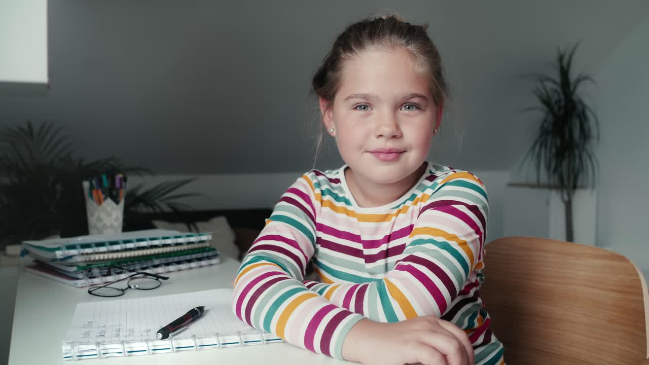 retrato de una niña de edad primaria estudiando en el escritorio