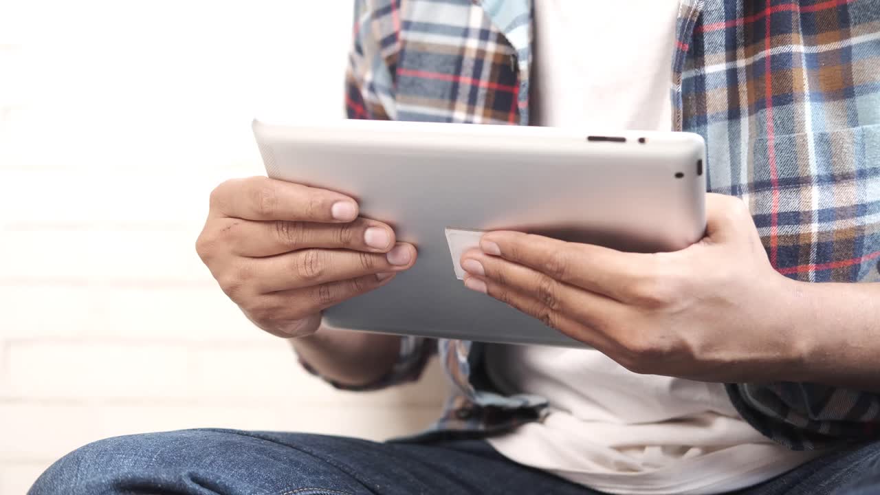 태블릿을 사용하는 사람