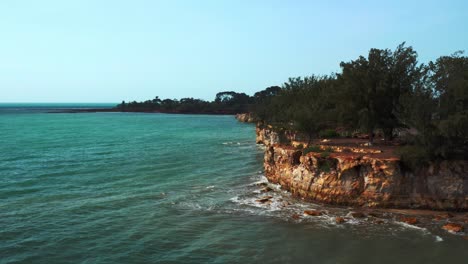 Acantilados-De-Arenisca-Con-Vegetación-En-La-Costa-Rocosa-En-La-Reserva-Del-Punto-Este-En-Darwin,-Territorio-Del-Norte,-Australia-Con-Aguas-Azules-Del-Golfo-De-Beagle