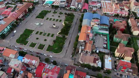 Vista-Aérea-De-La-Plaza-Tupac-Amaru-En-Cusco,-Perú---Tiro-De-Drone