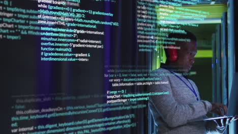animación del procesamiento de datos sobre un ingeniero afroamericano usando una computadora portátil trabajando en la sala de servidores