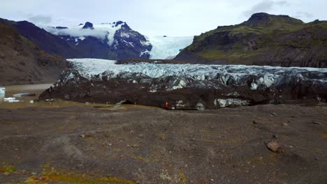 Svínafellsjökull-Glacier,-An-Outlet-Glacier-Of-Vatnajökull-Glacier,-Iceland---aerial-pullback