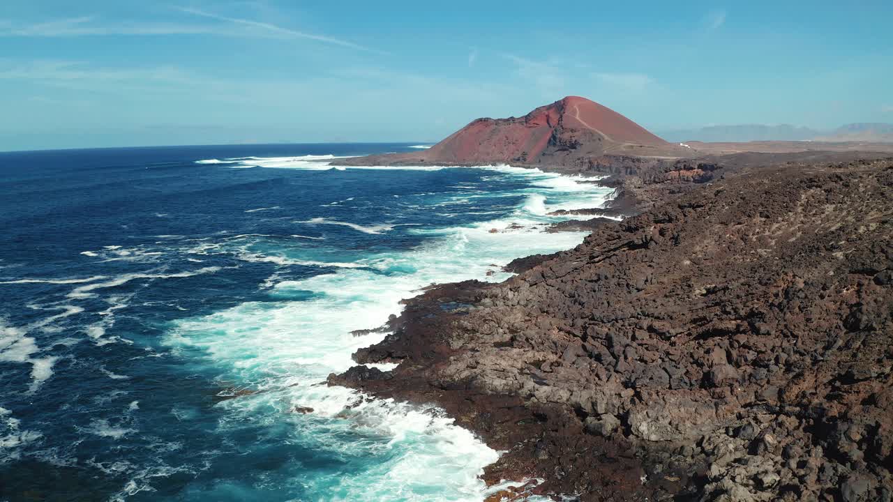 Ripresa con drone della costa selvaggia di Lanzarote.
