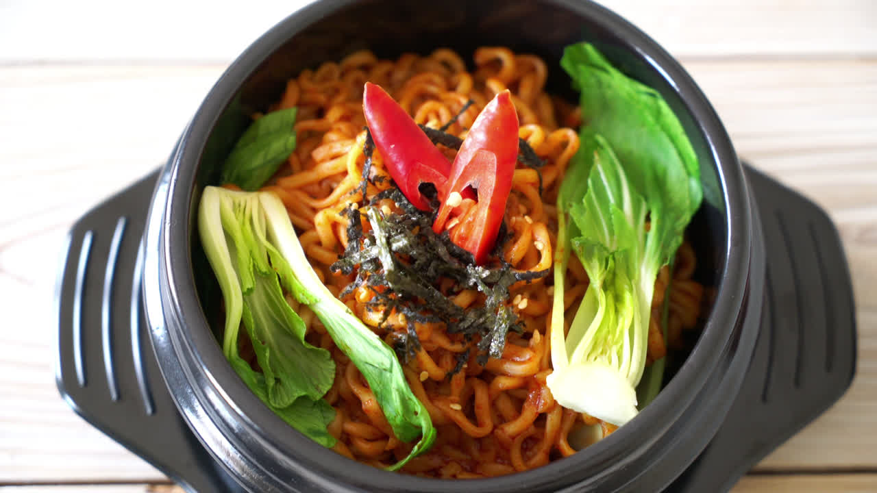 fideos instantáneos coreanos con verduras y kimchi