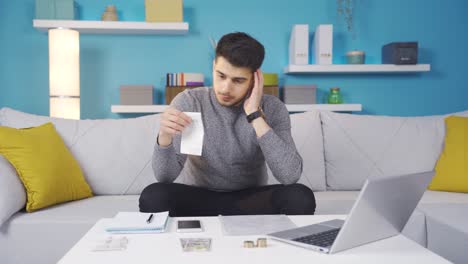 teniendo dificultades financieras, el joven sufre de falta de dinero.