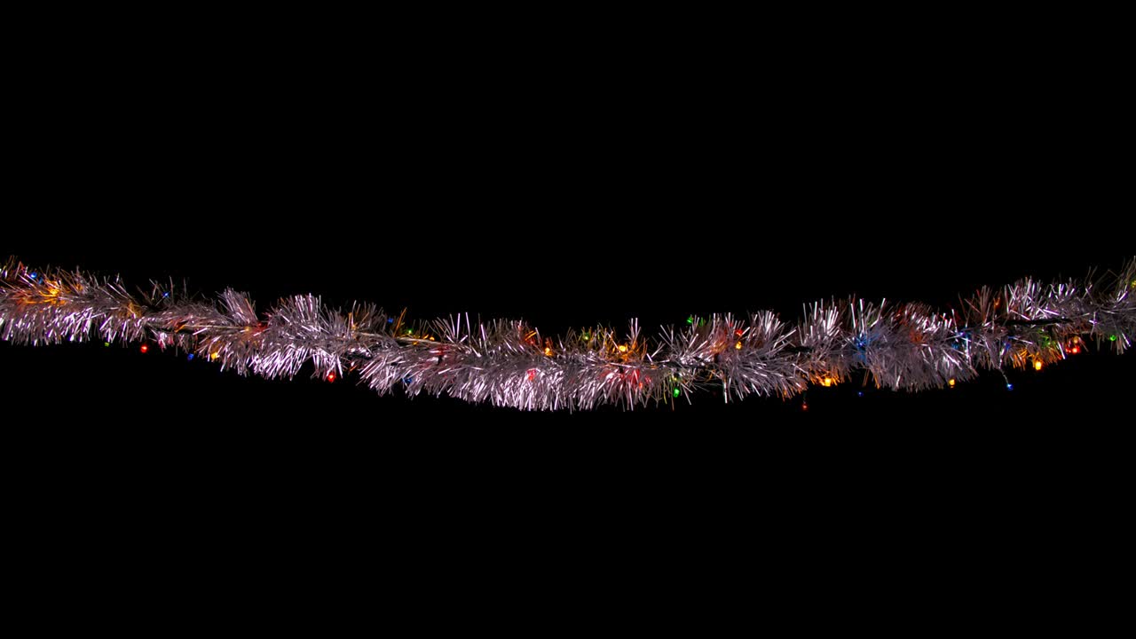 navidad, año nuevo parpadeando luces led, cuerda, sobre fondo negro. decoración de plata.