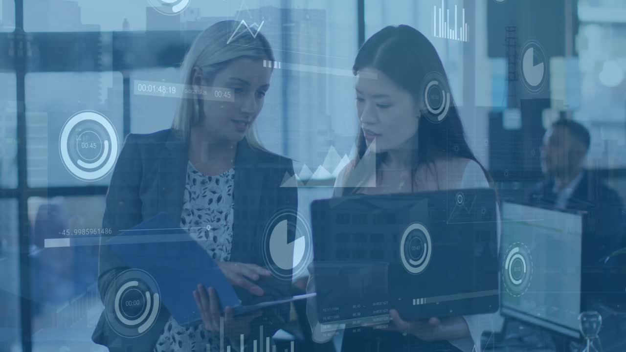 animación de círculos de carga y gráficos sobre diversas trabajadoras que discuten informes en la computadora portátil.