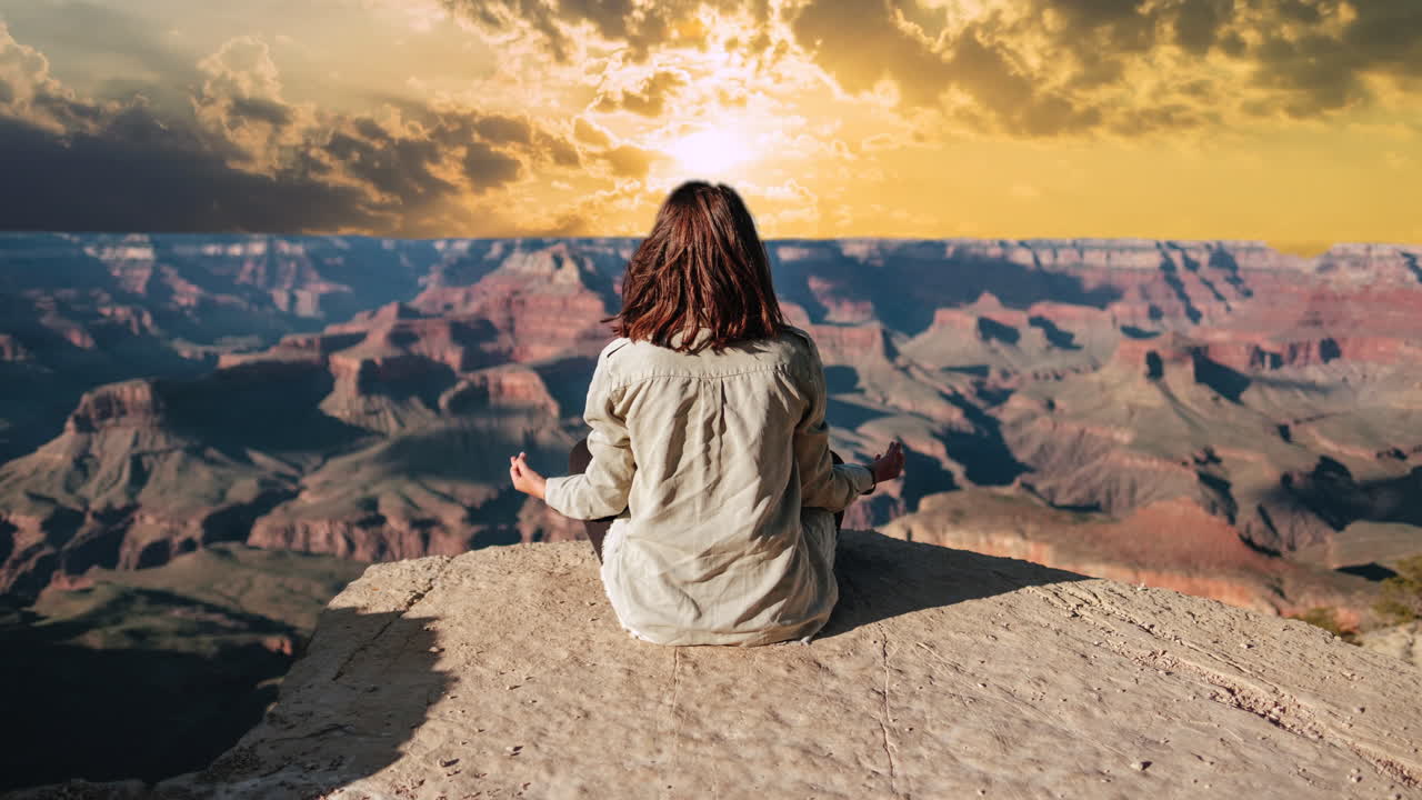 Mulher sentada no topo de uma colina no deserto, montanhas, paisagem, horizonte, pôr do sol, efeito timelapse de substituição de céu, vista panorâmica, viagem, turismo, relaxamento, meditação, espiritualidade, solidão