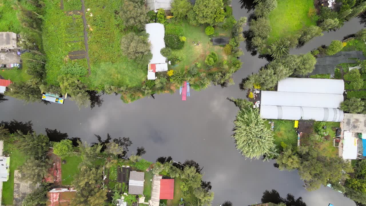 멕시코 시티 소치밀코 운하 위의 지브