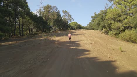 mujer corriendo en las montañas