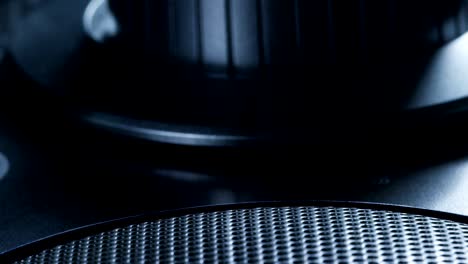 encuadramiento macro o close up de un estéreo con un diseño elegante y con los altavoces y subwoofer para un sonido óptimo para ajustar el volumen de la música y el ecualizador.
