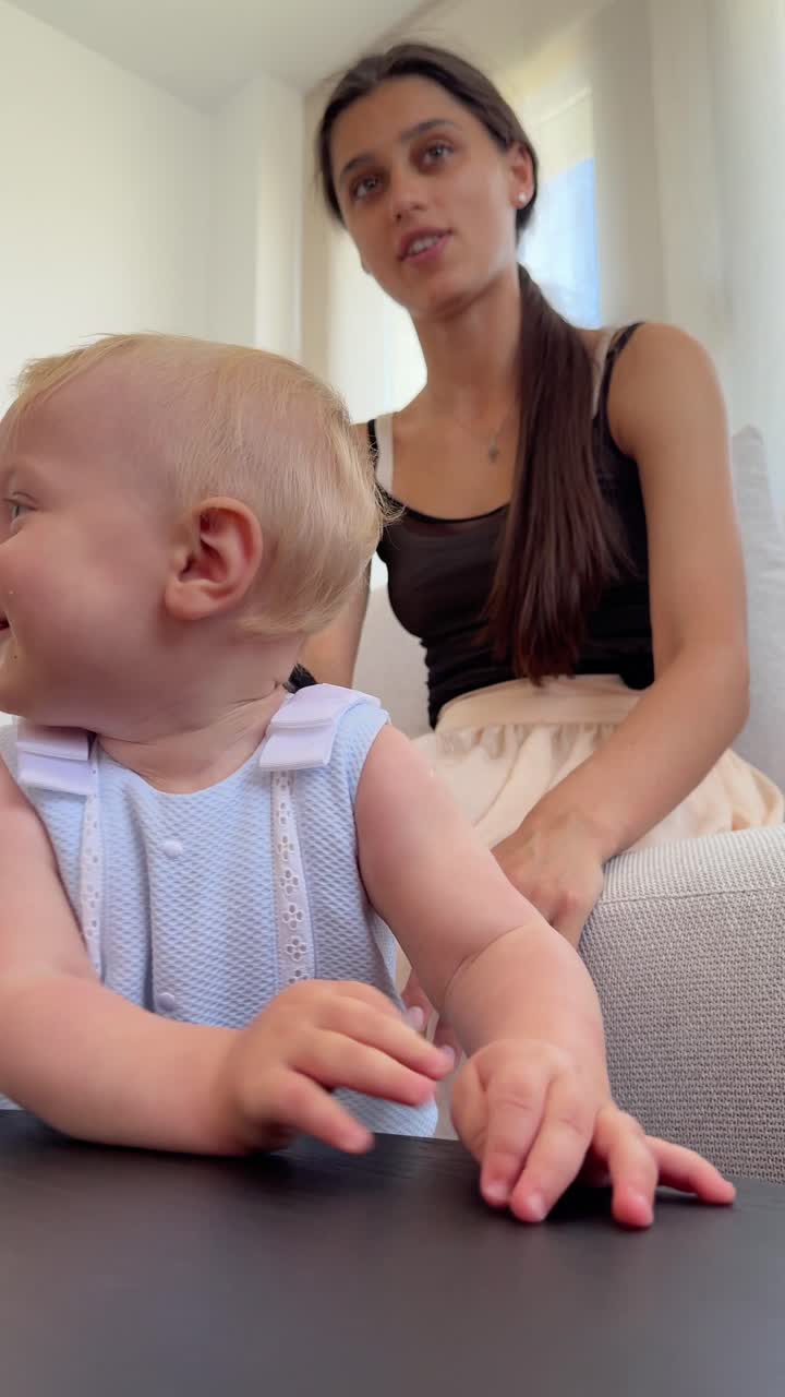 집에서 엄마와 아기