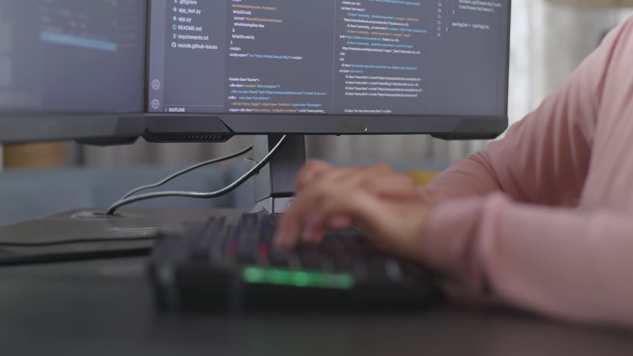 persona codificando en una computadora