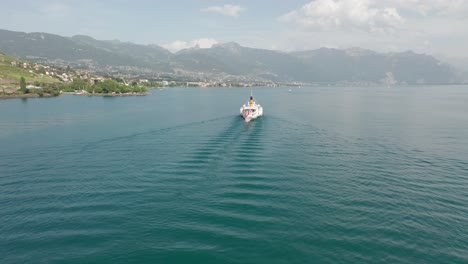 Drone-Volando-Lejos-De-Un-Crucero-Clásico-En-El-Lago-De-Ginebra-En-Un-Día-De-Verano