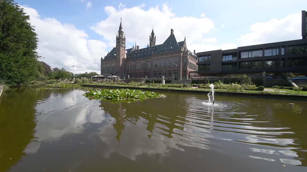 сад дворца мира, резиденция международного суда, в солнечный и пасмурный летний день