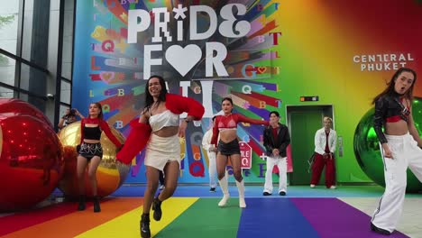 actuación de baile de celebración del orgullo en el centro de phuket