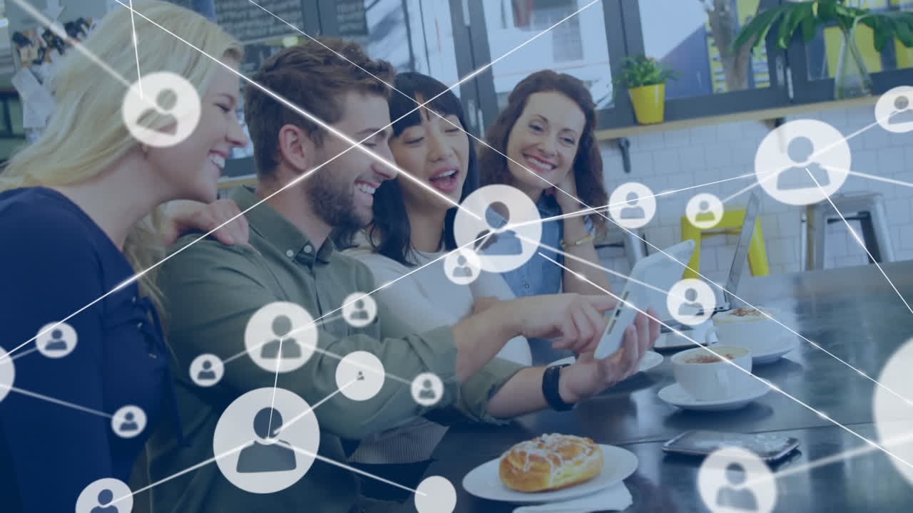 animación de la red de iconos de perfil sobre felices colegas diversos que usan tableta en una cafetería en la oficina