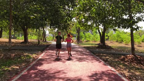 una pareja corriendo en un parque.