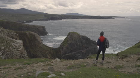 Frau-Blickt-Auf-Die-Küste-Der-Isle-Of-Lewis-In-Schottland,-4K