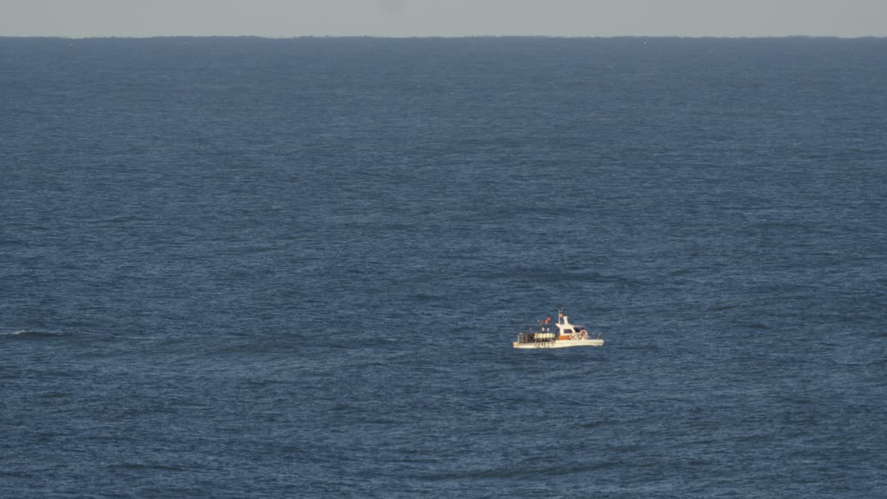 푸른 바다를 항해하는 작은 어선