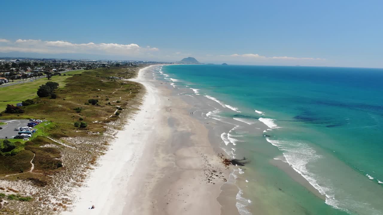 Spiaggia di Papamoa, giornata calma e soleggiata in Nuova Zelanda. Lunga spiaggia sabbiosa, località balneare estiva