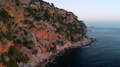 Schroffe-Abgelegene-Küstenbucht-Kroatiens-An-Der-Adria,-Sonnenuntergang-Aus-Der-Luft