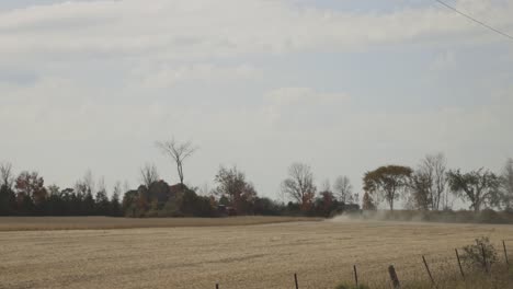 Staub-Von-Einem-Mähdrescher-Traktor-Auf-Weizenpflanzen-Auf-Dem-Feld