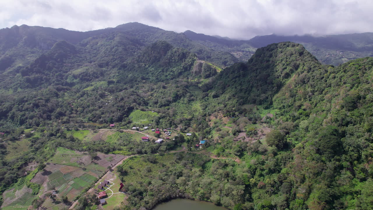 el exuberante paisaje de san carlos con montañas verdes y pequeña comunidad, luz del día, vista aérea