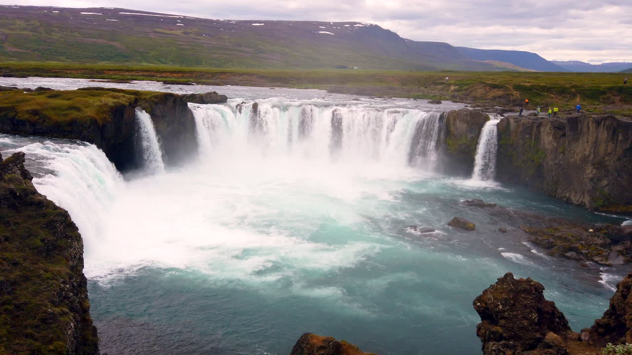 4k prorezhq 위의 godafoss icelandic 폭포 넓은 팬, 아이슬란드 북부의 skjálfandafljót 강에 있는 아름다운 12m-39피트 높이의 말굽 모양의 폭포