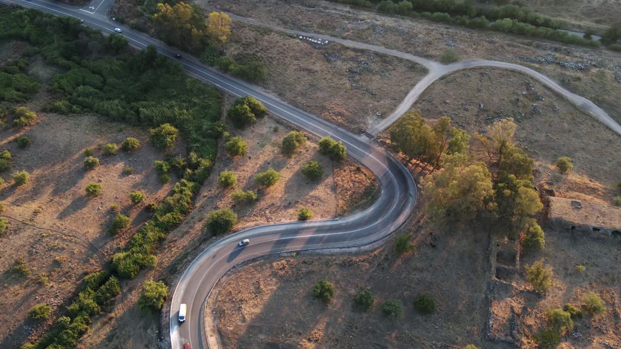 lapso de tiempo, vista aérea de avión no tripulado alejándose, carretera curva ocupada con coches conduciendo