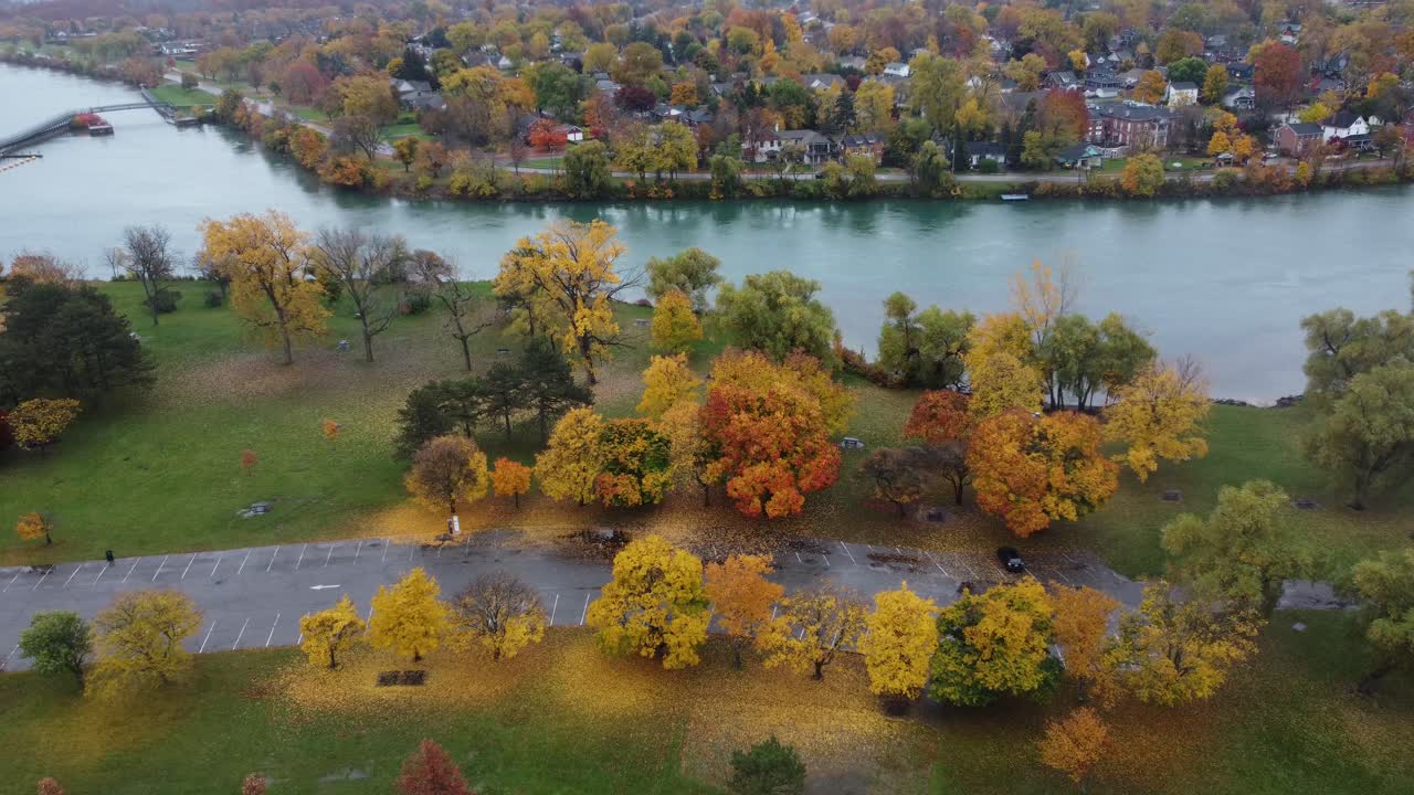 캐나다 브램프턴 의 강  ⁇  에 있는 가을 공원 나무 로 둘러싸인 주차장 의 공중 전망