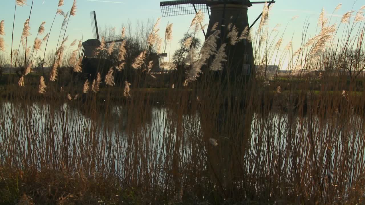 네덜란드의 운하를 따라 서 있는 풍차까지 천천히 기울이기