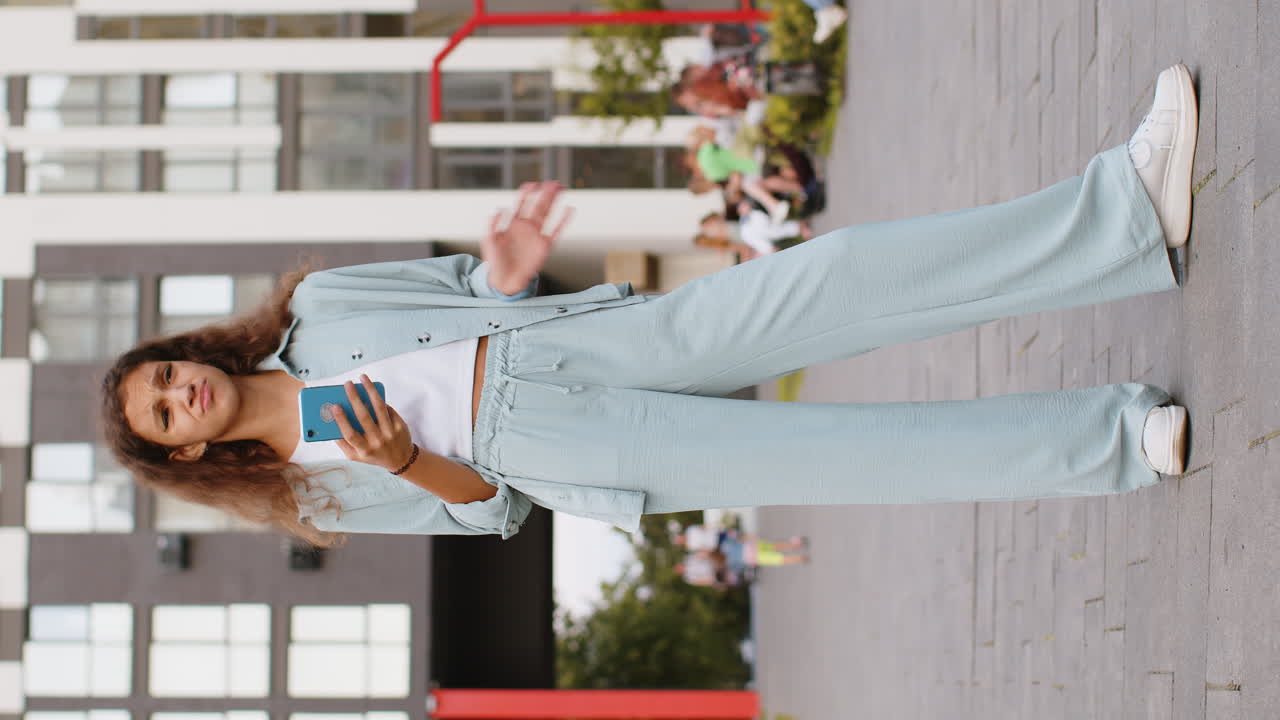 niño preadolescente sorprendido niño uso de teléfono inteligente pierde malas noticias pérdida de fortuna, falla al aire libre en la calle de la ciudad