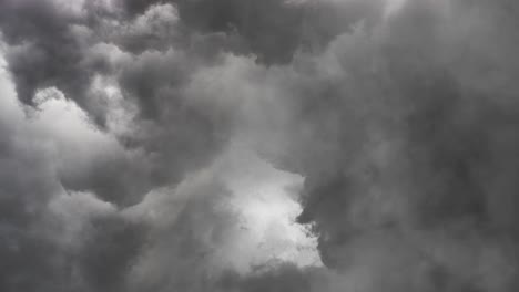 tormentas eléctricas, nubes oscuras durante el tiempo lluvioso acompañadas de rayos