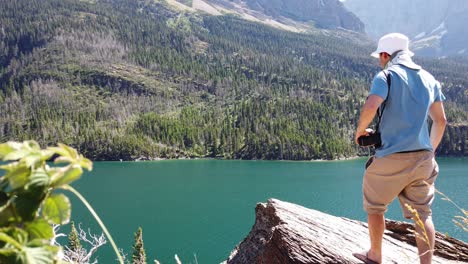 Lake-surrounded-by-mountains,-sunny-day-at-Glacier-National-Park