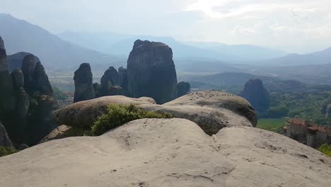 Caminar-Sobre-Un-Acantilado-De-Arenisca-Con-Vistas-Panorámicas-A-Meteora-En-Grecia