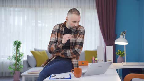 Home-Office-Mitarbeiter-Nachdenklich.-Geschäftsmann,-Der-Gedanken-über-Das-Geschäft-Hat.