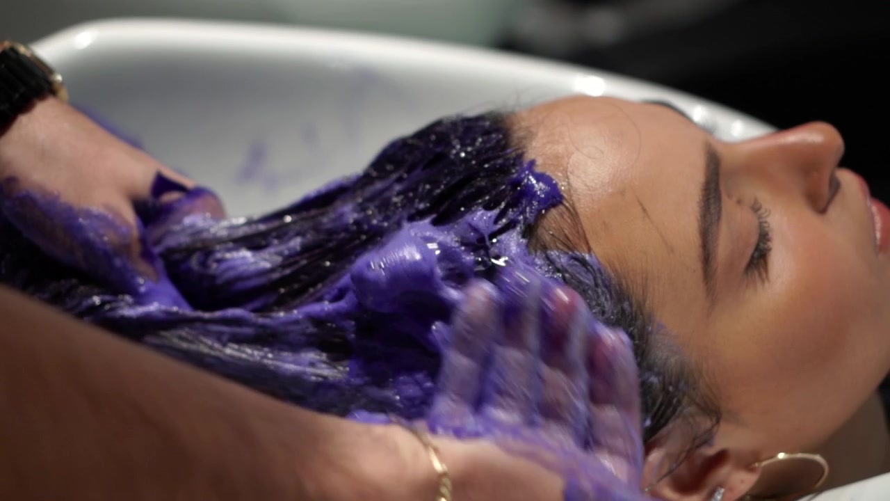 Chica tiñéndose el pelo con tinte