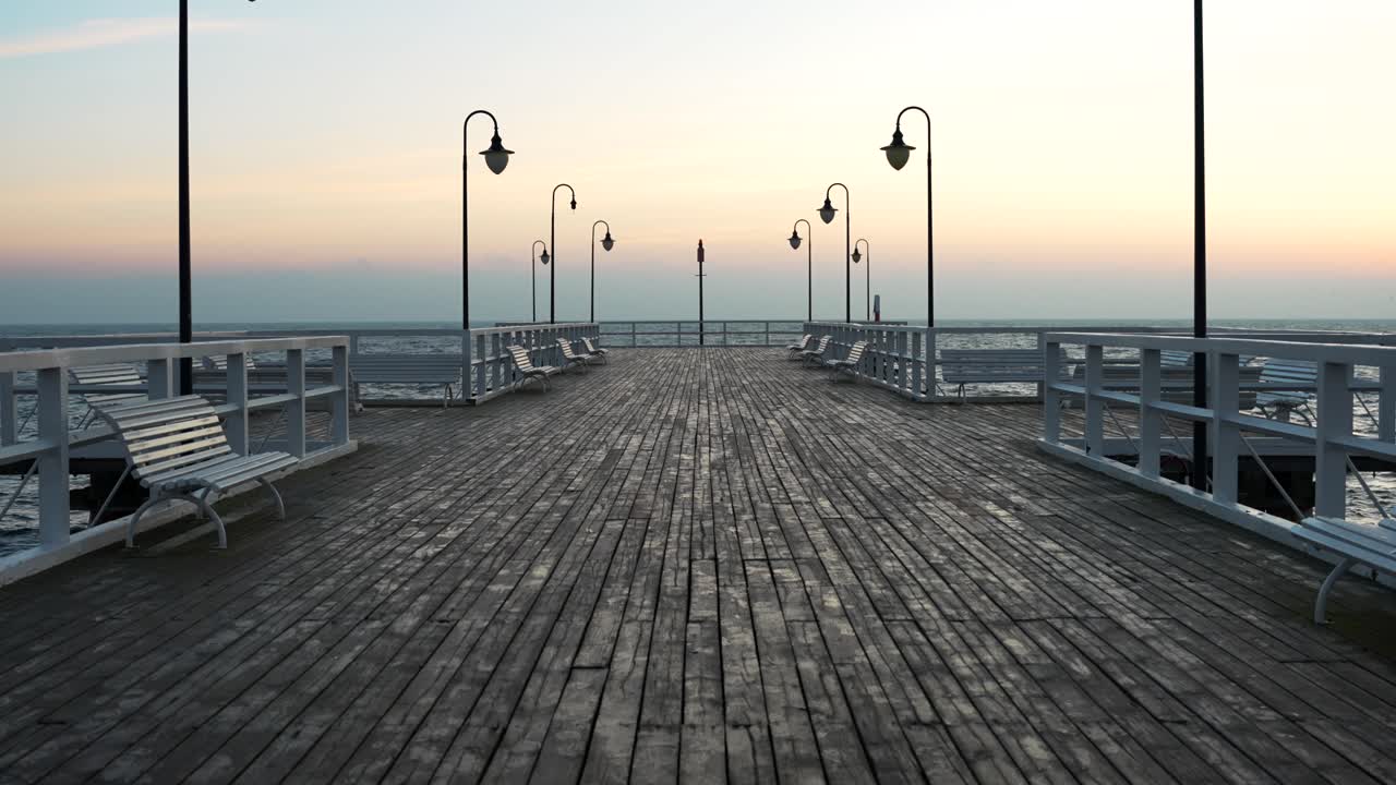 Magica golden hour su un pontile di legno vuoto a Gdynia, sul litorale polacco del Baltico